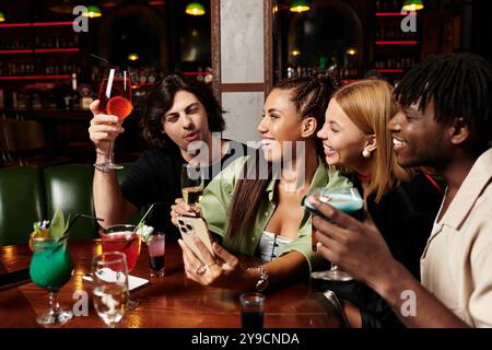 Kollegen genießen einen lebhaften gemeinsamen Abend, bei dem sie bei einer Firmenversammlung Drinks und Lachen teilen. Stockfoto