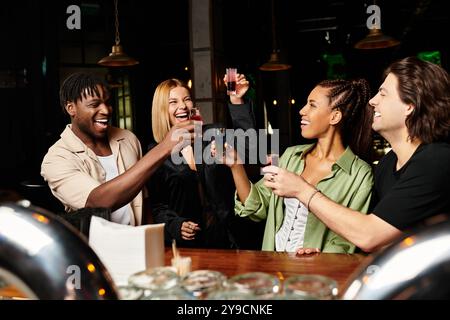 Vielfältige junge Profis stoßen mit bunten Getränken an und genießen ein unterhaltsames Firmentreffen. Stockfoto