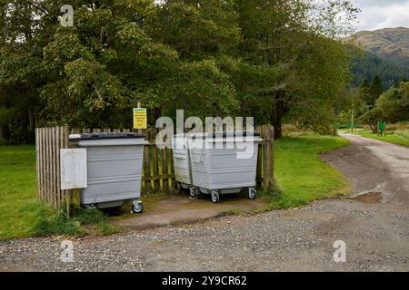 Wheelie, Müll und Recyclingbehälter auf dem Parkplatz von Ardentinny. Argyll und Bute, Schottland Stockfoto