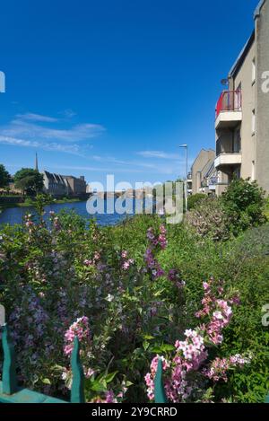 Das Foto zeigt den Fluss Ayr, der durch die Stadt Ayr fließt. Schöner klarer, sonniger Tag. Blick nach Westen von der Bahnhofsbrücke in Richtung Auld Brig. Stockfoto