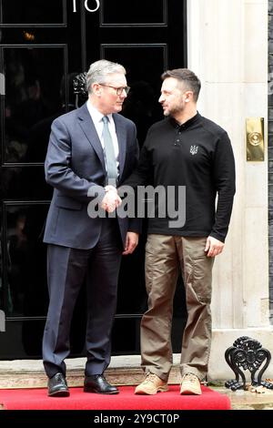 London, Großbritannien. Oktober 2024. Keir Starmer Premierminister trifft sich mit Wolodymr Zelenskyy Preident aus der Ukraine außerhalb der Downning Street Credit: MARTIN DALTON/Alamy Live News Stockfoto