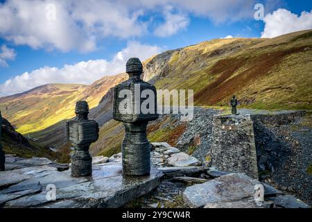 HONISTER SLATE MINE, CUMBRIA, GROSSBRITANNIEN - 10. SEPTEMBER 2024. Skulpturen der Honister Slate Mine in menschlicher Form auf der Spitze des Honister Pass im Lake Distr Stockfoto