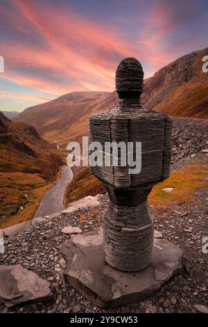 HONISTER SLATE MINE, CUMBRIA, GROSSBRITANNIEN - 10. SEPTEMBER 2024. Skulpturen der Honister Slate Mine in menschlicher Form auf der Spitze des Honister Pass im Lake Distr Stockfoto