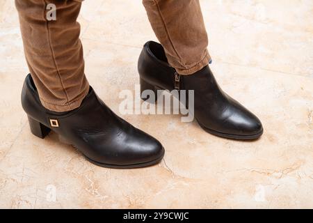 Kinder tragen Mütter trendige Schuhe für Spaß zu Hause Stockfoto