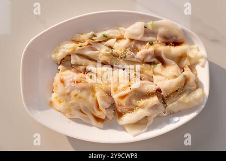 Traditionelle kantonesische Küche von oben mit Cheong Fun oder Reisnudelrollen oder gedämpften Vermicelli-Brötchen, horizontale Komposition Stockfoto