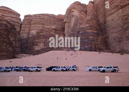 Wadi Rum in Jordanien - 15. Mai 2024: Menschen sandboarden auf den roten Sanddünen der Wüste Stockfoto