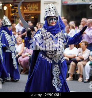 Traditionelles fest der Mauren und Christen in Valencia, Spanien. Frau mit maurischem Kleid, Juwelen und silbernen und blauen Waffen. Stockfoto