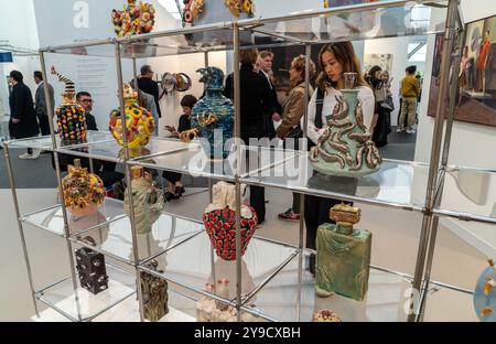 Besucher, Aussteller und Künstler auf der Frieze and Frieze Masters Art Fair 2024 in Regent's Park, London, England, Großbritannien Stockfoto