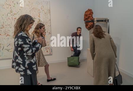 Besucher, Aussteller und Künstler auf der Frieze and Frieze Masters Art Fair 2024 in Regent's Park, London, England, Großbritannien Stockfoto