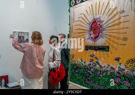 Besucher, Aussteller und Künstler auf der Frieze and Frieze Masters Art Fair 2024 in Regent's Park, London, England, Großbritannien Stockfoto