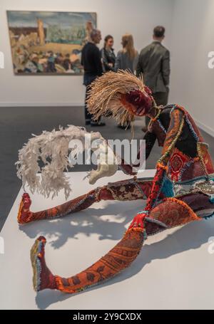 Besucher, Aussteller und Künstler auf der Frieze and Frieze Masters Art Fair 2024 in Regent's Park, London, England, Großbritannien Stockfoto