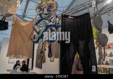 Besucher, Aussteller und Künstler auf der Frieze and Frieze Masters Art Fair 2024 in Regent's Park, London, England, Großbritannien Stockfoto