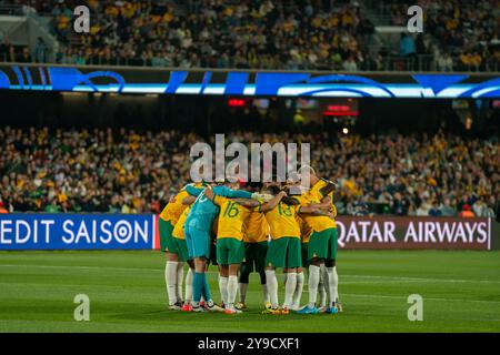 Adelaide, Australien. Oktober 2024. Adelaide, Australien, 10. Oktober 2024: Spieler Australiens treffen sich beim Spiel der AFC-Qualifikationsrunde 2026 zwischen Australien und China PR im Adelaide Oval in Adelaide, Australien. (NOE Llamas/SPP) Credit: SPP Sport Press Photo. /Alamy Live News Stockfoto