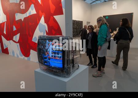 Besucher, Aussteller und Künstler auf der Frieze and Frieze Masters Art Fair 2024 in Regent's Park, London, England, Großbritannien Stockfoto