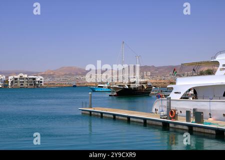 Eilat in Israel – 17. Mai 2024: Die Stadt vom Hafen am Golf von Aqaba aus gesehen Stockfoto