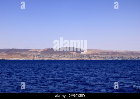 Eilat in Israel – 17. Mai 2024: Die Stadt vom Hafen am Golf von Aqaba aus gesehen Stockfoto