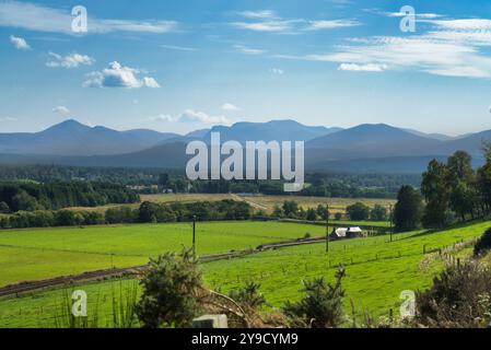 Blick in Richtung Süden von Grantown-on-Spey über die historische Strathspey-Eisenbahnlinie und den Fluss spey in die cairngorm Mountains. Heritage Line Broomhill Station Stockfoto