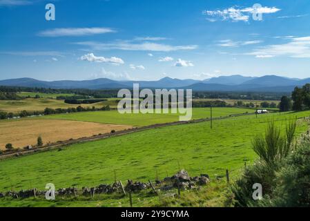 Blick in Richtung Süden von Grantown-on-Spey über die historische Strathspey-Eisenbahnlinie und den Fluss spey in die cairngorm Mountains. Heritage Line Broomhill Station Stockfoto