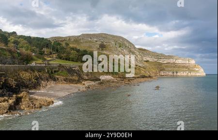 Ein Blick auf den Großen Orme vom Llandudno Pier in Nordwales, Großbritannien. Aufgenommen am 6. Oktober 2024. Stockfoto