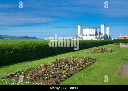 Ayr Esplanade zeigt ein weißes Pavillongebäude. An einem ruhigen, sonnigen Tag. Blick von der Pavilion Road, einer öffentlichen Straße, in Richtung River Clyde Mündung Stockfoto