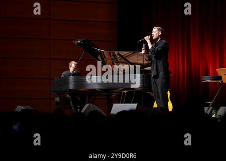 Sebastian Knauer & Johannes Strate - Klassik meets Pop, 07.10.24 Lübeck Schleswig-Holstein *** Sebastian Knauer Johannes Strate Klassik meets Pop, 07 10 24 Lübeck Schleswig Holstein Deutschland Copyright: XAgentur54Gradx/xFelixxKoenigx Stockfoto