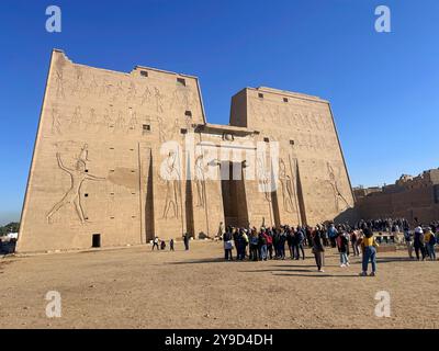 Edfu, Ägypten; 17. Januar 2024: Erkunden Sie das Heiligtum von Horus im Tempel von Edfu. Dieser altägyptische Tempel, der dem Falkenkopf geweiht ist. Stockfoto