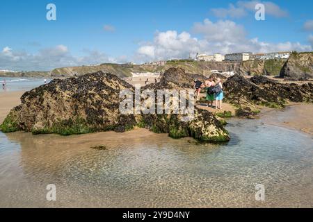 Felsen, die bei Ebbe am GT Great Western Beach in Newquay in Cornwall in Großbritannien freigelegt werden. Stockfoto