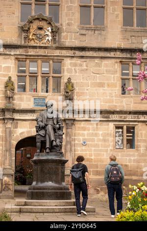 Großbritannien, England, Shropshire, Shrewsbury, Statue von Charles Darwin vor der Bibliothek Stockfoto