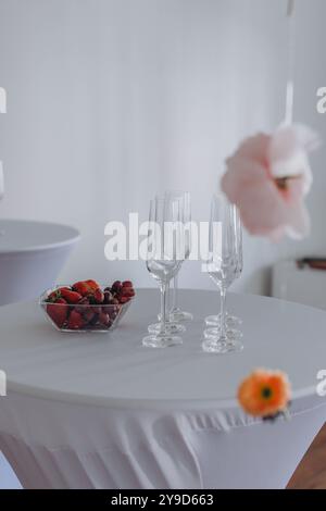 Elegante Gläser mit Champagner stehen in einer Reihe auf dem Serviertisch während der Party oder Feier. Hochwertige Fotos Stockfoto