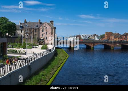 Das Foto zeigt den Fluss Ayr, der durch die Stadt Ayr fließt. Schöner klarer, sonniger Tag. Von Auld Brig of Ayr aus mit Blick nach Westen, flussabwärts, zur neuen Brücke A Stockfoto