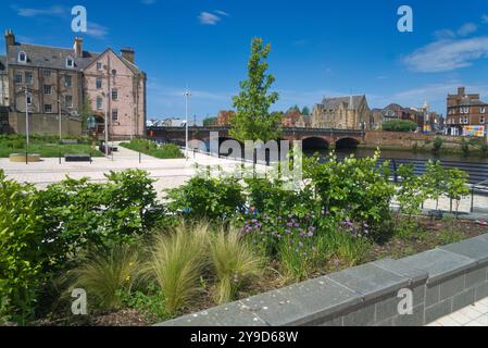 Das Foto zeigt den Fluss Ayr, der durch die Stadt Ayr fließt. Schöner klarer, sonniger Tag. Vom Cutty Sark Centre Square aus Richtung Nordosten nach New Brid Stockfoto