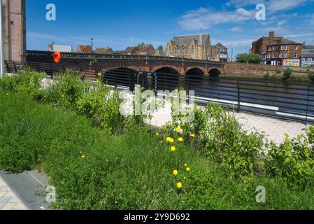 Das Foto zeigt den Fluss Ayr, der durch die Stadt Ayr fließt. Schöner klarer, sonniger Tag. Vom Cutty Sark Centre Square nach Norden zur New Bridge. Stockfoto