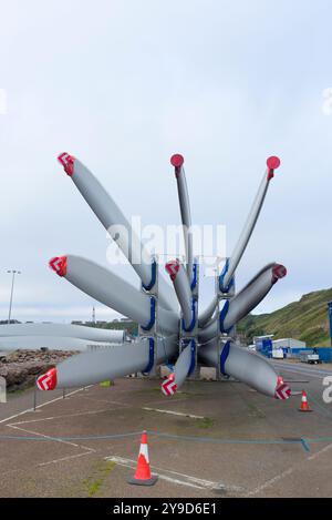 Windturbinenschaufeln in Scrabster Harbour, Nordschottland Stockfoto