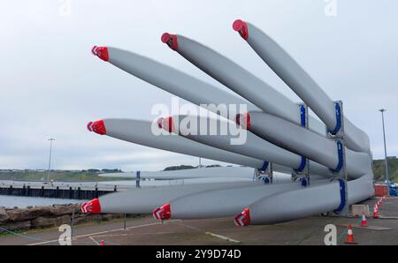 Windturbinenschaufeln in Scrabster Harbour, Nordschottland Stockfoto