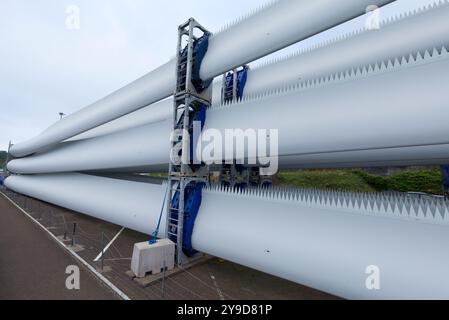 Windturbinenschaufeln in Scrabster Harbour, Nordschottland Stockfoto