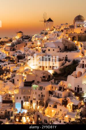 Dieser Blick fängt die berühmten weiß getünchten Gebäude in Oia, Santorin, ein. Stockfoto