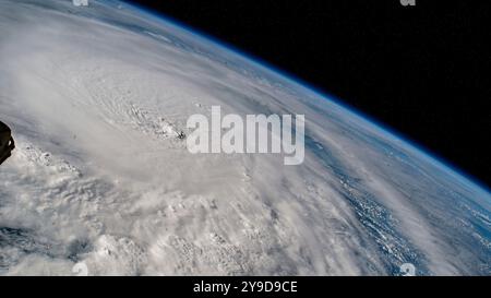 Golf von Mexiko, Vereinigte Staaten. Oktober 2024. Die externe Kamera an Bord der Internationalen Raumstation nahm das Auge des Hurrikans Milton auf, der zum Zeitpunkt der Aufnahme derzeit ein katastrophaler Kategorie-4-Hurrikan ist, als er sich am 8. Oktober 2024 vor der mexikanischen Halbinsel Yucatan über den Golf von Mexiko nach Florida bewegt. Quelle: NASA/NASA Photo/Alamy Live News Stockfoto