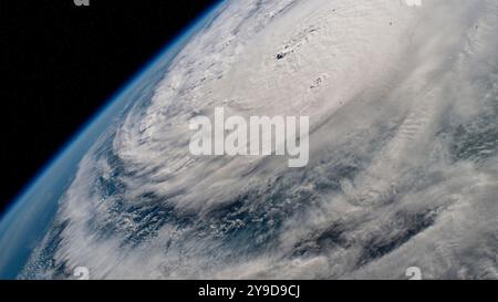 Golf von Mexiko, Vereinigte Staaten. Oktober 2024. Die externe Kamera an Bord der Internationalen Raumstation nahm das Auge des Hurrikans Milton auf, der zum Zeitpunkt der Aufnahme derzeit ein katastrophaler Kategorie-4-Hurrikan ist, als er sich am 8. Oktober 2024 vor der mexikanischen Halbinsel Yucatan über den Golf von Mexiko nach Florida bewegt. Quelle: NASA/NASA Photo/Alamy Live News Stockfoto