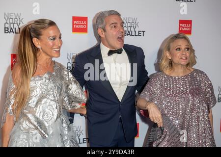 New York, Usa. Oktober 2024. (L-R) Sarah Jessica Parker, Andy Cohen und Amy Sedaris nehmen an der New York City Ballet 2024 Herbst Fashion Gala im David H. Koch Theater im Lincoln Center in New York City Teil. Quelle: SOPA Images Limited/Alamy Live News Stockfoto