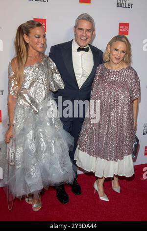 New York, Usa. Oktober 2024. (L-R) Sarah Jessica Parker, Andy Cohen und Amy Sedaris nehmen an der New York City Ballet 2024 Herbst Fashion Gala im David H. Koch Theater im Lincoln Center in New York City Teil. Quelle: SOPA Images Limited/Alamy Live News Stockfoto