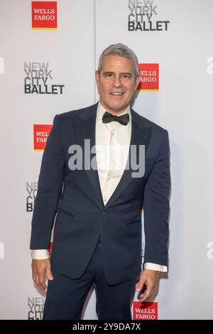 New York, Usa. Oktober 2024. Andy Cohen besucht die Herbst Fashion Gala des New York City Ballet 2024 im David H. Koch Theater im Lincoln Center in New York City. Quelle: SOPA Images Limited/Alamy Live News Stockfoto