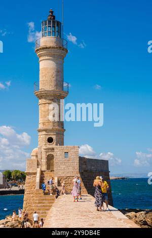 Alter Leuchtturm, Blick auf den historischen Leuchtturm im venezianischen Hafen in Chania, Nordwesten Kretas, Griechenland Stockfoto