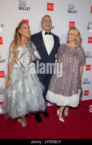 New York, New York, USA. Oktober 2024. (NEU) 2024 New York City Ballett Herbst Fashion Gala. 9. Oktober 2024, New York, New York, USA: (L-R) Sarah Jessica Parker, Andy Cohen und Amy Sedaris nehmen am 9. Oktober 2024 in New York City an der Herbst Fashion Gala 2024 im David H. Koch Theater im Lincoln Center Teil. (Foto: M10s/TheNews2) (Foto: M10s/Thenews2/Zumapress) (Bild: © Ron Adar/TheNEWS2 Via ZUMA Press Wire) NUR ZUR REDAKTIONELLEN VERWENDUNG! Nicht für kommerzielle ZWECKE! Stockfoto