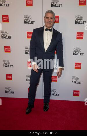 Andy Cohen besucht die Herbst Fashion Gala des New York City Ballet 2024 im David H. Koch Theater im Lincoln Center in New York City. (Foto: Ron Adar / SOPA Images/SIPA USA) Stockfoto