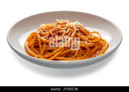 Bucatini-Pasta mit roter Tomatensoße mit geriebenem Käse. Bucatini Spaghetti Amatriciana mit Pecorino-Käse in weißer Platte isoliert auf weiß mit cli Stockfoto