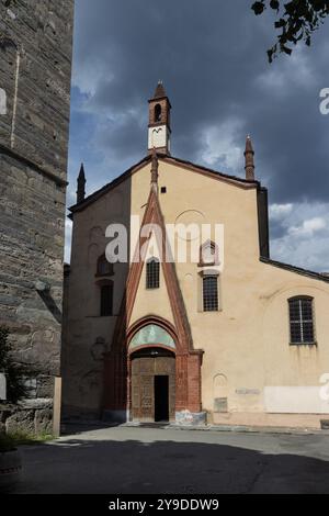 Außenansicht der Stiftskirche Santi Pietro e Orso (St. Peter und Orso) in Aosta, Italien. Stockfoto