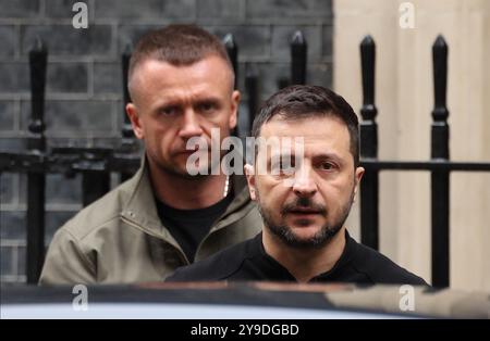 London, Großbritannien. 10. Oktober 2024. Der ukrainische Präsident Wolodymyr Zelensky verlässt die Downing Street in London nach Treffen mit dem Premierminister und NATO-Generalsekretär Mark Rutte auf Nummer 10. Bilddatum: Donnerstag, 10. Oktober 2024. Quelle: Isabel Infantes/Empics/Alamy Live News Stockfoto