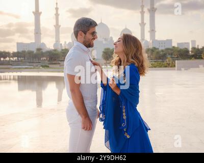 Reisen Sie in die Vereinigten Arabischen Emirate, Abu Dhabi. Arabisches Paar zu Besuch in der Großen Moschee in Abu Dhabi. Stockfoto