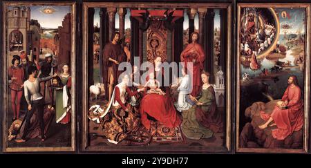 MEMLING, Hans (*ca. 1440, Seligenstadt, d. 1494, Brügge) St. Johannes Altarstück 1474-79 Öl auf Eichenplatte, 173,6 x 173,7 cm (Mitte), 176 x 78,9 cm (jeder Flügel) Memlingmuseum, Sint-Janshospitaal, Brügge die symbolische Geste, dass Jesus einen Ehering am Finger der hl. Katharina von Alexandria platziert, ließ diesen Altaraufsatz viele Jahre lang als mystische Heirat der hl. Katharina identifiziert werden. Dennoch ist sie eindeutig der Jungfrau und den beiden Heiligen Johannes gewidmet. Zusammen mit dem Danziger Jüngsten Gericht und der Lübecker Passion ist dies eines der drei größten Triptychonen, die Memling e Stockfoto