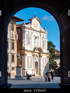 Blick auf die Piazza dei Cavalieri in Pisa, Italien, mit der Kirche Santo Stefano dei Cavalieri und der Statue von Cosimo I de’ Medici. Stockfoto